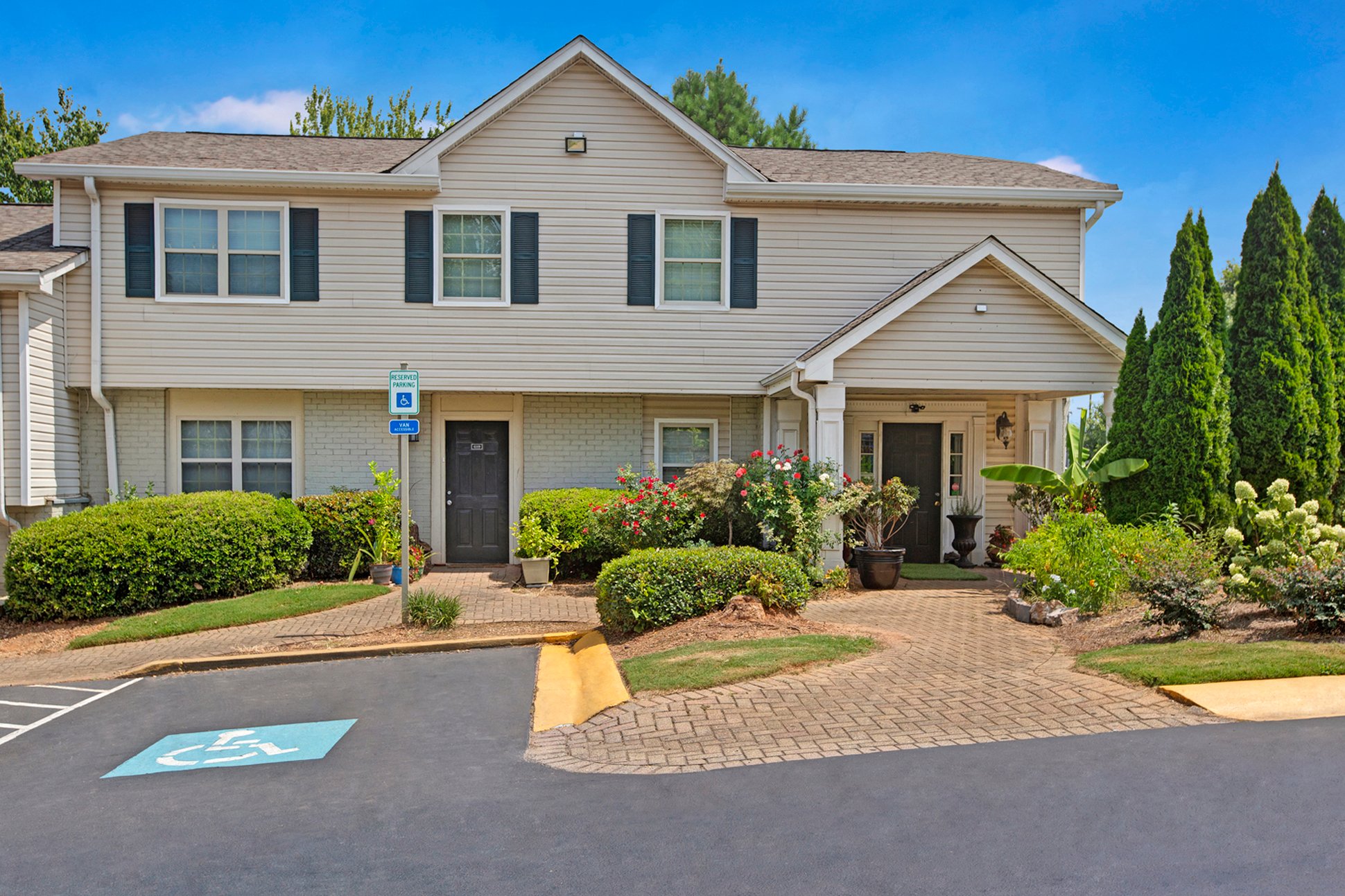 Dunwoody Glen Apartment Homes Apartments in Atlanta, GA